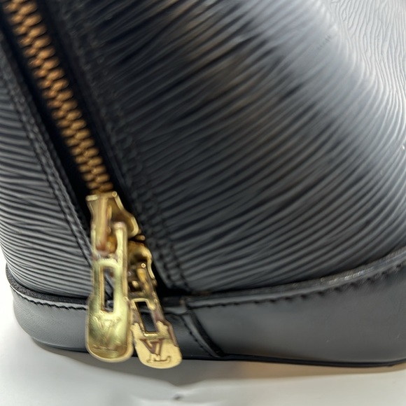 Authenticated LOUIS VUITTON Alma Epi PM w/ dust bag- Black - Picture 8 of 16